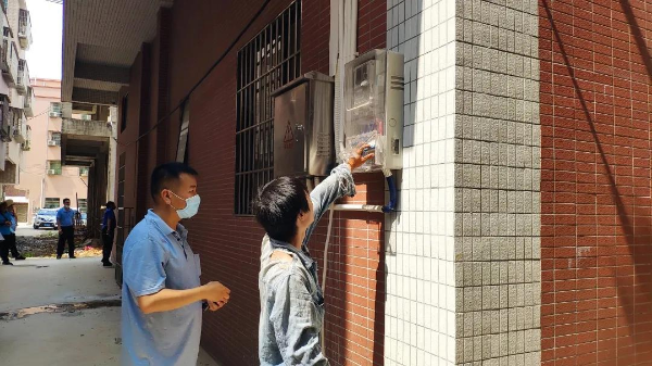 工作人员对违法建筑实施强制停电措施.png